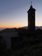 73 Il campanile della chiesa di Catremerio a tramonto inoltrato  